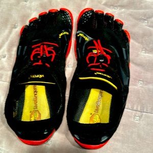 Vibrams KSO EVO men’s shoes, Size11.5US/EU46 in black and red